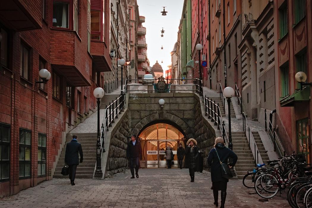 Стокхолм, имаме проблем: Covid-антирекорд в Швеция и недоволство от "доброволната карантина"