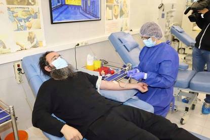 Свещеници даряват кръв и реконвалесцентна плазма във ВМА
