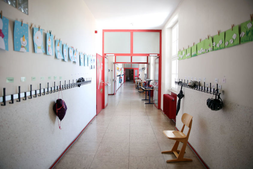 Ученици от Бистрица пострадаха заради UV-лампа в класната стая 