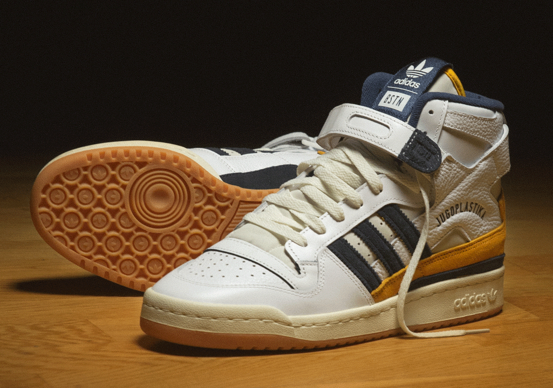 Името Jugoplastika е изписано на петата на обувката, създадена от Adidas и BSTN, за да напомня за славните баскетболни времена на Балканите и за наследството, което този спорт носи на региона.