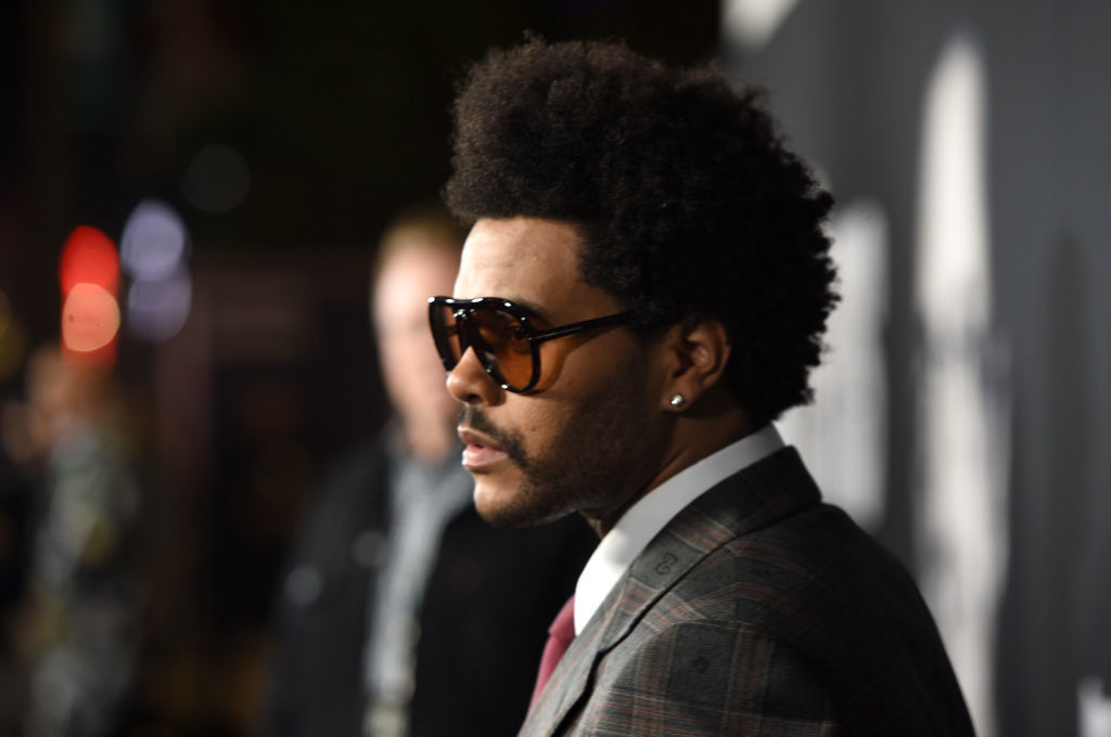 Всеки, който очакваше да види името на The Weeknd, остана разочарован. Една от най-големите звезди на поп музиката бе готов да атакува 63-ите награди „Грами“ със своя сингъл „Blinding Lights“ и с албума „After Hours“, но не получи нито една номинация. Това ще остане в историята на нарадите като един от най-шокиращите моменти, пише Variety. <br><br>
Албумът му от 2020 е най-продаваният в САЩ тази година, а „Blinding Lights“ е най-дълго прекаралото в топ 10 на американските чартове парче в историята. <br><br>
Канадският изпълнител също не успя да повярва на случващото се и обвини Националната академия за звукозапис на САЩ, която връчва призовете. „Грами“- те остават корумпирани. Длъжници сте ми, както и на моите фенове, и на индустрията, която трябва да бъде прозрачна“, написа The Weeknd в своя профил в Twitter. <br><br>
Той критикува процеса, по който се излъчват номинациите. Процедурата е тайна и имената на хората в комитета, които ги избират, не се съобщават публично. <br><br>
Източник на Variety обяви пред изданието, че поп изпълнителят е в конфликт с ръководството на Националната академия за звукозапис. Те не са били доволни, че канадецът ще пее и на церемонията на 31 януари, и на тази по време на „Супербоул“ седмица след това. Причините остават неясни, а The Weeknd не е коментирал казуса извън социалните мрежи.