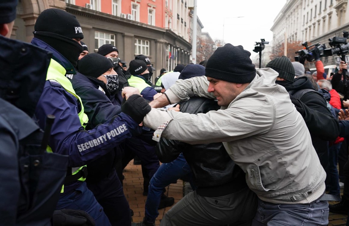 Димки и протест срещу мерките за Covid-19 пред Министерски съвет