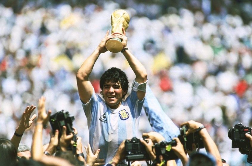 Легендата на футбола Диего Марадона почина на 60 г.