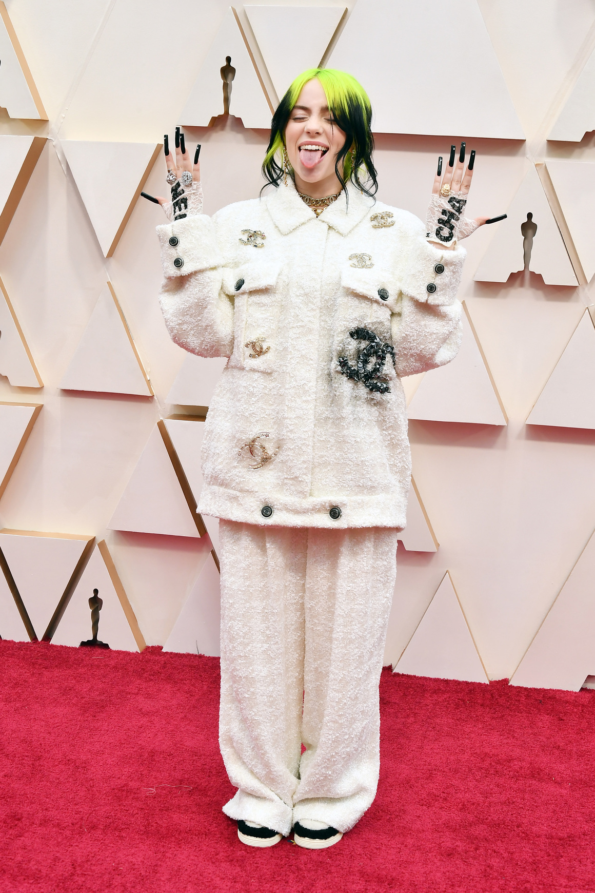 Били Айлиш (облечена в бял костюм на Chanel с дантелени ръкавици) участва в церемонията на "Оскарите", като изпълни Yesterday в момента, в който кино-академията почиташе паметта на починалите през 2019 г. звезди