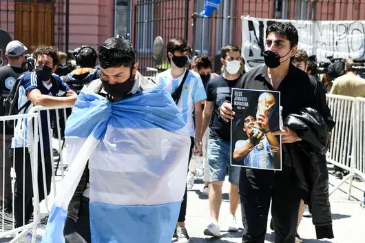 Сълзи от болка: Светът скърби за Диего Армандо Марадона