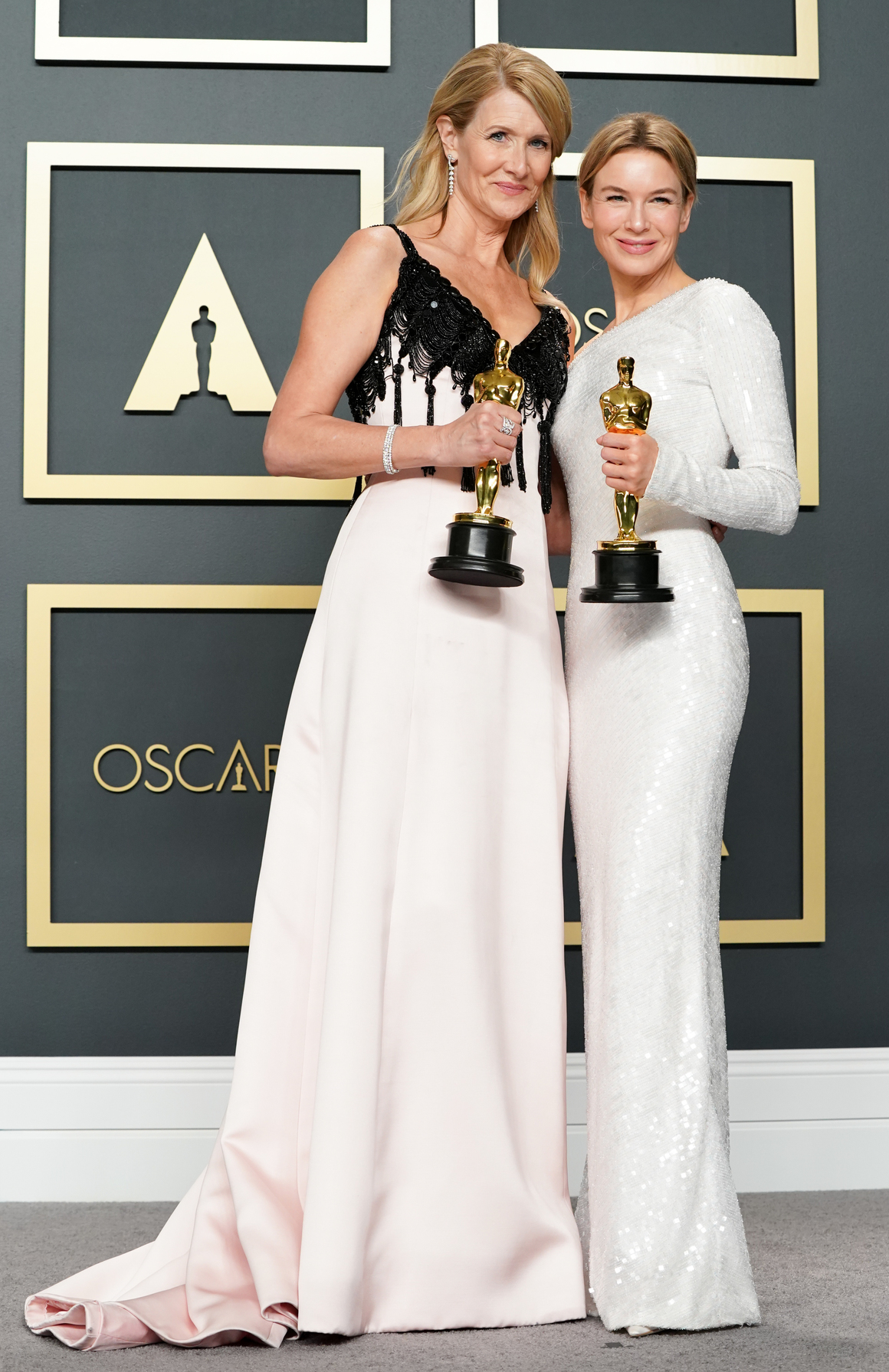 Лора Дърн (с "Оскар" за поддържаща женска роля) и Рене Зелуегър ("Оскар" за главна женска роля) бяха облечени от Armani 