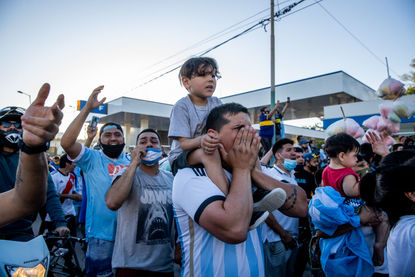 Сблъсъци, скандал с охранител и много сълзи: Как Аржентина се сбогува с Марадона