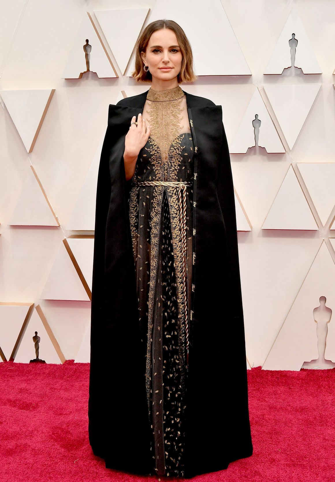 Натали Портман беше облечена в рокля на Dior със златни орнаменти, а на наметалото й са извезани имената на всички жени-режисьори, които можеше да бъдат номинирани за "Оскар" през тази година. "Исках да почета жените, чиято невероятна работа не беше почетена тази година, по свой собствен начин". 