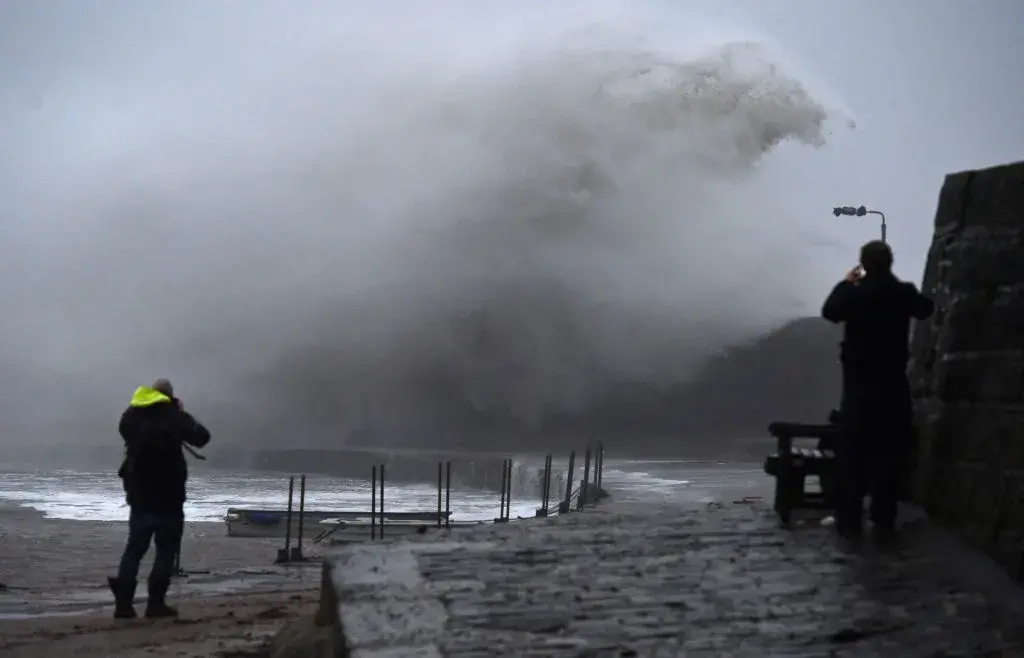 "Киара" предизвика смъртен случай, спря полети и отмени мач от Висшата лига