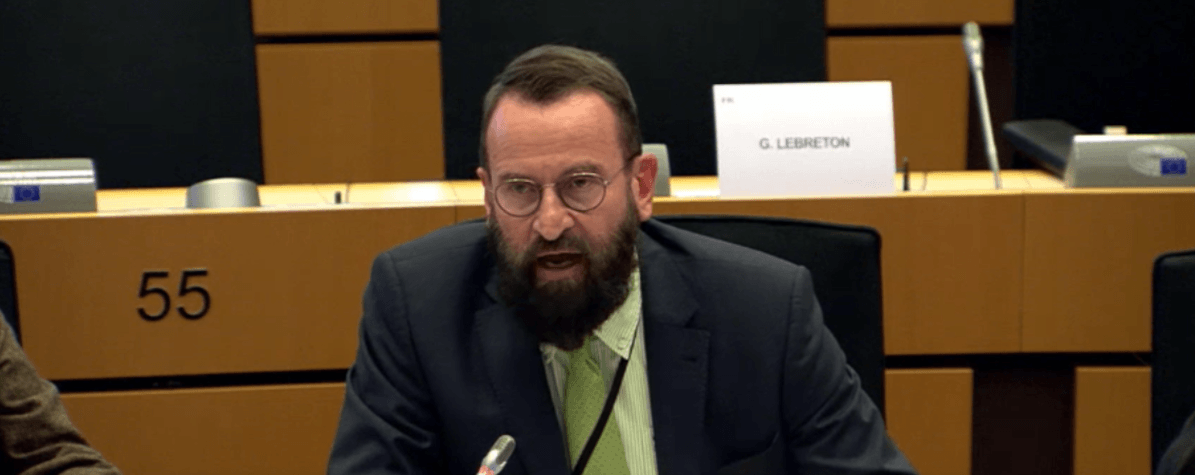 Унгарски депутат хомофоб напусна Европарламента след парти с голи мъже