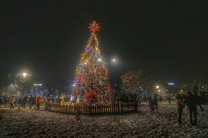 Без празнична програма: Запалиха светлините на Коледната елха в София