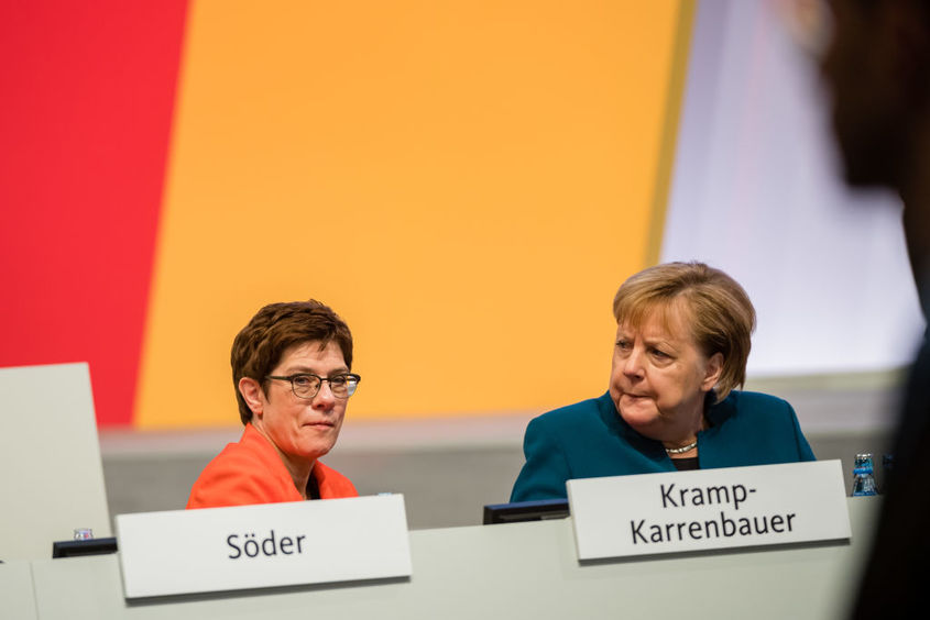 Наследничката на Меркел се оттегля след фиаското в Тюрингия