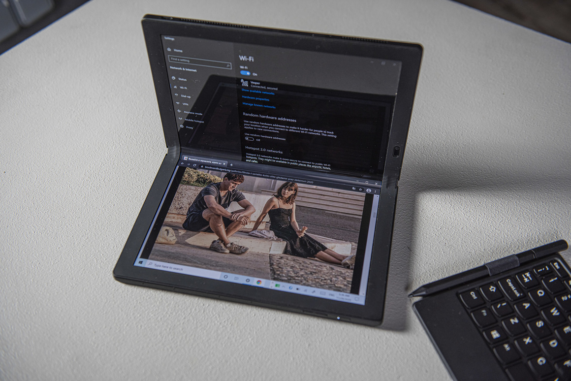 Think Pad X1 Fold e 13 инчов OLED дисплей, удивително тънък, особено като се има предвид, че целият хардуер – процесор, памет, дъно, охлаждане са там зад прегъващия се екран.