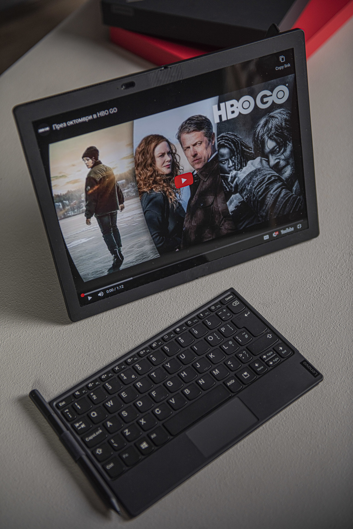 В устройството има разработен от Lenovo софтуер, който помага да решите как точно искате да ползвате екрана – като книга, като прегънат вестник на масата, като голям таблет, или като прилично голям екран на работна станция.
<br><br>Сгъвате го и вече имате два екрана, на които можете да вършите различни неща.