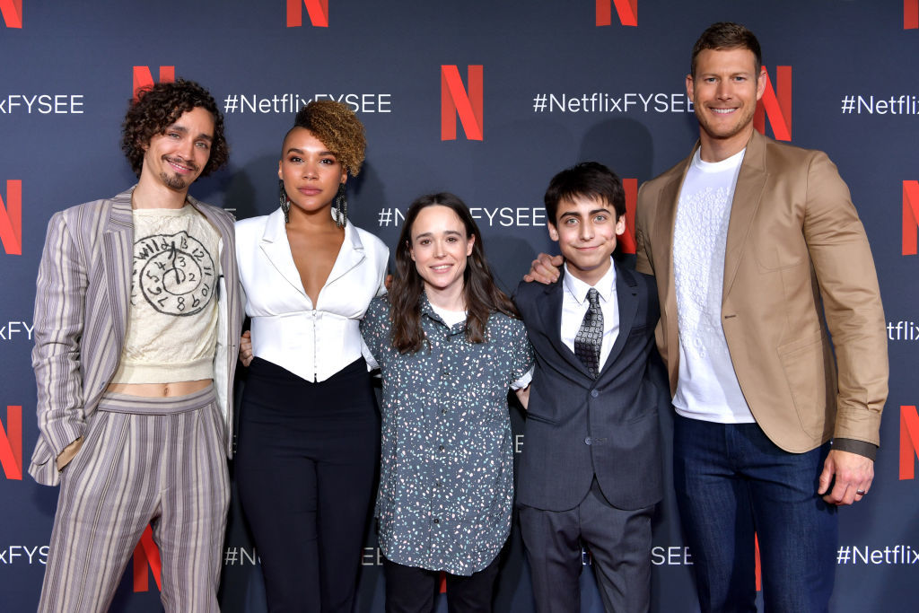 "The Umbrella Academy" (2019-) <br><br>
Елън Пейдж е може би най-разпознаваема с ролята си на талантливата цигуларка Ваня Харгрийвс в хитовия сериал на Netflix. Той разказва историята на седем супергерои, всеки от които притежава различни свръхспособности, с изключение на Ваня. Тя е отритната от семейството и е абсолютен аутсайдер, преди да открие сама, че също притежава сили. <br><br>
Героите от "The Umbrella Academy" се борят срещу Комисията - тайно общество, което предизвиква апокалипсис, а те са единствените хора, които могат да го предотвратят. <br><br>
След като Елън Пейдж сподели, че е трансджендър, веднага феновете на продукцията се запитаха дали ще запази ролята си. Източници на Variety потвърждават, че продуцентите са уверили Елиът, че ще продължи участието си и в трети сезон. Засега те казват, че нейната героиня няма да смени пола си в сериала.