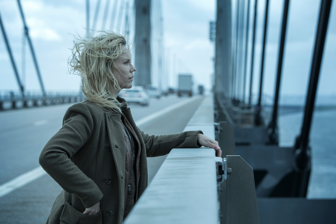 <br><br>Bron / The Bridge (2011-2018)
<br><br>
Абсолютната класика в жанра - скандинавска криминална история, в която разследването на престъплението е само фон на дълбока психологическа драма. София Хелин е великолепна в образа на детектива Сага Норен, а датският актьор Ким Бодниа (познавате го и от Killing Eve) влиза в ролята на датския полицай Мартин Роде. Двамата се заемат с разследването на брутално убийство, а трупът на жертвата е разполовен по средата на моста Йоресунд, свързващ Копенхаген с Малмьо. Както много други оригинални шведски сериали - и този беше пресниман в американска версия (с Даян Крюгер) и френска версия ("Тунелът" с Клеманс Поези). И все пак "Bron" си остава класика.
<br><br>
