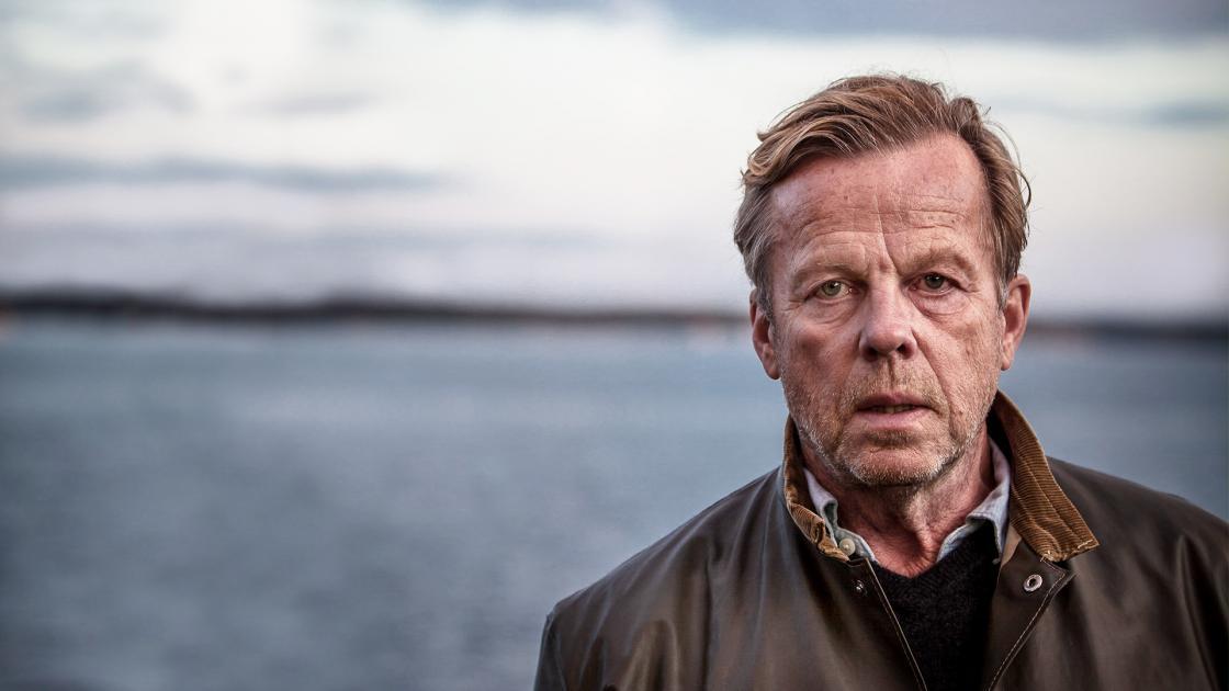 <br><br>Wallander (2005-2014)
<br><br>
Романите на Хенинг Манкел за детектива Курт Валандер са адаптирани няколко пъти - както в ТВ, така и във филмов формат. Може би сте попадали на продукцията с Кенет Брана, но още по-популярен е шведският й първообраз с Кристер Хенриксон в главната роля. Първоначално актьорът отказва да се занимава със сериала, докато Хенинг Манкел не решава да му се обади и да го разубеди. Когато Хенриксон прочита романите, казва, че е "разпознал собствения си живот" в образа на полицая - всеотдаен, с труден характер, свръхгрижовен баща и болезнено емпатичен към травмите на жертвите от престъпленията, които разследва.
В момента в Netflix се стриймва и още една версия - Young Wallander - която може да се хареса на феновете на романите.