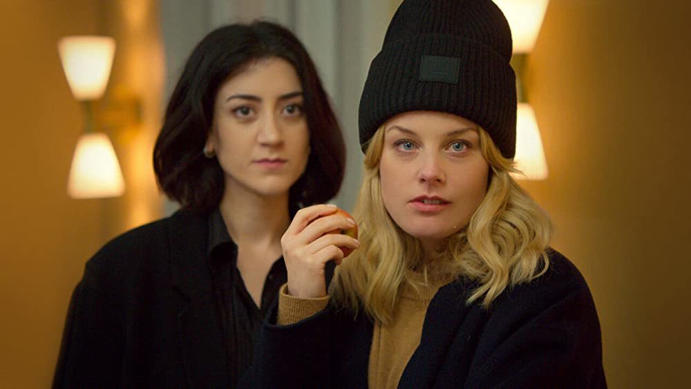 <br><br>Love & Anarchy (2020)
<br><br>
Един от най-странните сериали, които ще ви карат да искате да гледате още и още - в центъра на историята са София и Макс. Тя е щастливо омъжена и амбициозна консултантка, която е наета от стара издателска къща с целта да изгради силно дигитално присъствие. Той е по-млад IT-специалист от издателството, който случайно улавя София в интимен момент и това поставя началото на необичайното им приятелство/флирт, превърнало се в игра с безкрайни взаимни предизвикателства. Критиците го оценяват високо - не на последно място заради "освежаващо честният и много шведски поглед към секса". Можете да гледате всички епизоди по Netflix.
