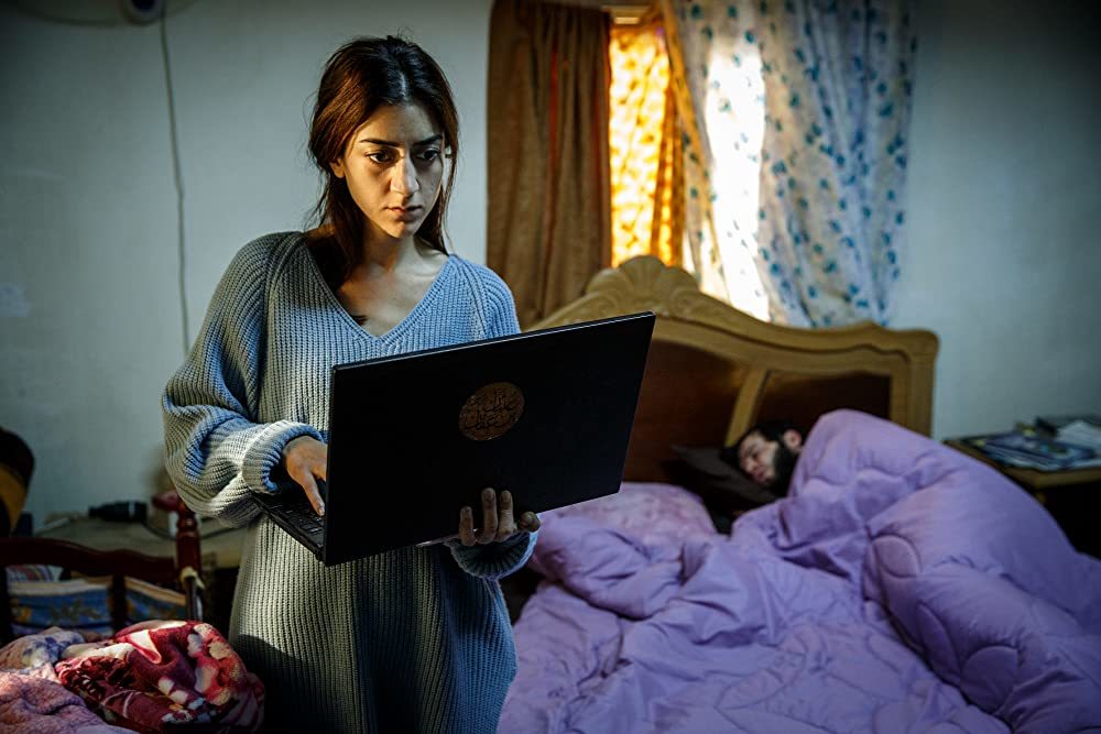 <br><br>Caliphate (2020)
<br><br>
Сериалът е създаден по действителен случай и неслучайно се превърна в най-гледаната продукция в стрийминг-платформата на Шведската национална телевизия. Трилърът разказва историята на младо имигрантско момиче от Швеция, омъжено за член на ИДИЛ, от когото има дете - семейството живее в центъра на Халифата в Сирия. Осъзнала в какъв кошмар се е забъркала, тя се опитва да избяга и да се върне обратно в родината си, докато едновременно с това помага на шведското разузнаване да предотврати планиран терористичен атентат с помощта на агент на службите за сигурност. Сериалът е с 8 епизода и е сниман в Стокхолм и Йордания, а за качеството му гарантира фактът, че е продуциран от Filmlance - компанията, създала "Bron". Сериалът се стриймва по Netflix.