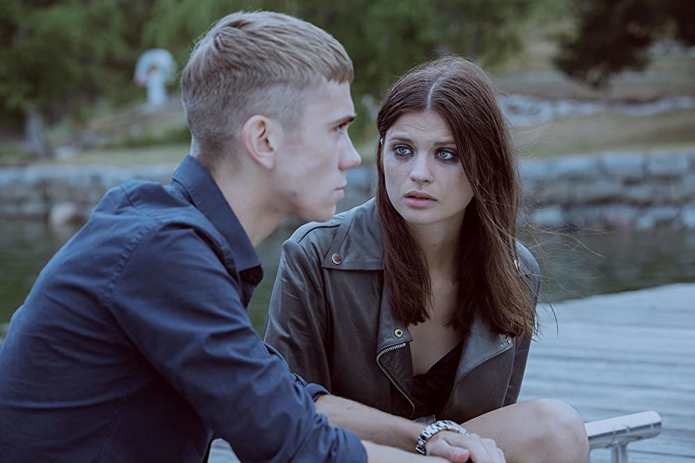 <br><br>
Quicksand (2019)
<br><br>
Първият сериал на шведски език в Netflix е криминална драма, в чийто център стои фатална престрелка в училище, намиращо се в едно от най-богатите предградия на Стокхолм. 18-годишно момиче е уличено като извършител - тя е една от най-дбрите ученички, а при престъплението умират двама от най-близките й приятели. Каква е причината да се стигне до тази трагедия и как отношенията между тийнейджърите могат да се превърнат в отрова много бързо - това е въпросът в Quicksand. Сериалът е наличен за стрийминг в Netflix.