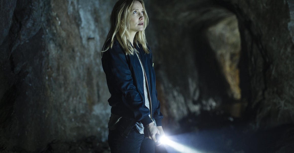 <br><br>
Jordskott (2015-2017)
<br><br>
Скандинавски noir сюжет, но преплетен с мистика: главната героиня е полицейски детектив и майка на дете, което изчезва безследно край езеро в гората. Тялото на момичето така и не е намерено, но разследването приключва с предположението за удавяне. Ева Тьорнблад обаче не се отказва - 7 години по-късно тя се заема със задачата да разбере каква е истината, след като се оказва, че местно момче е изчезнало при сходни обстоятелства. Сравняват Jordskott с Twin Peaks не само заради идиличната атмосфера и страховитите гори, но и заради това, че много скоро се оказва, че "совите не са това, което са".