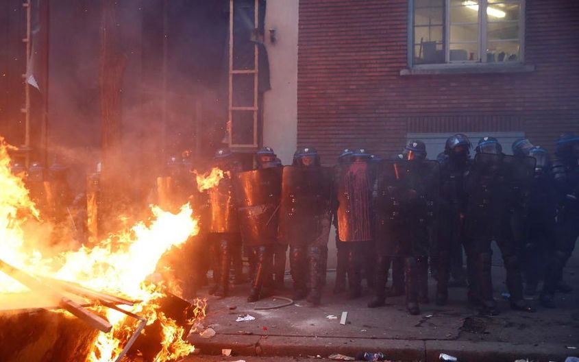 Масови протести в Париж срещу полицейското насилие