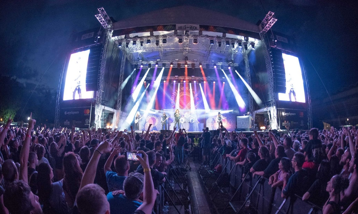На "Hills of Rock" ще свирят и пеят още много групи. От 7 декември 2020 в продажба са тридневни билети за фестивала на цена 120 лв. и еднодневни пропуски на цена 100 лв. <br><br>
"Следващата добра новина е, че всички билети, закупени за изданието през 2020, ще важат без презаверка или нужда от допълнително действие от ваша страна за новите дати през 2021 – 22, 23 и 24 юли", обявиха организаторите.
"Ако по някаква причина не можете да присъствате на Hills of Rock 2021 и имате закупен билет за 2020, то от днес, 07.12.2020г., до 31.12.2020г. можете да върнете билета си на мястото, от което е закупен. Поръчаните билети онлайн, могат да бъдат върнати в офисите на съответния билетен оператор", допълниха още те.