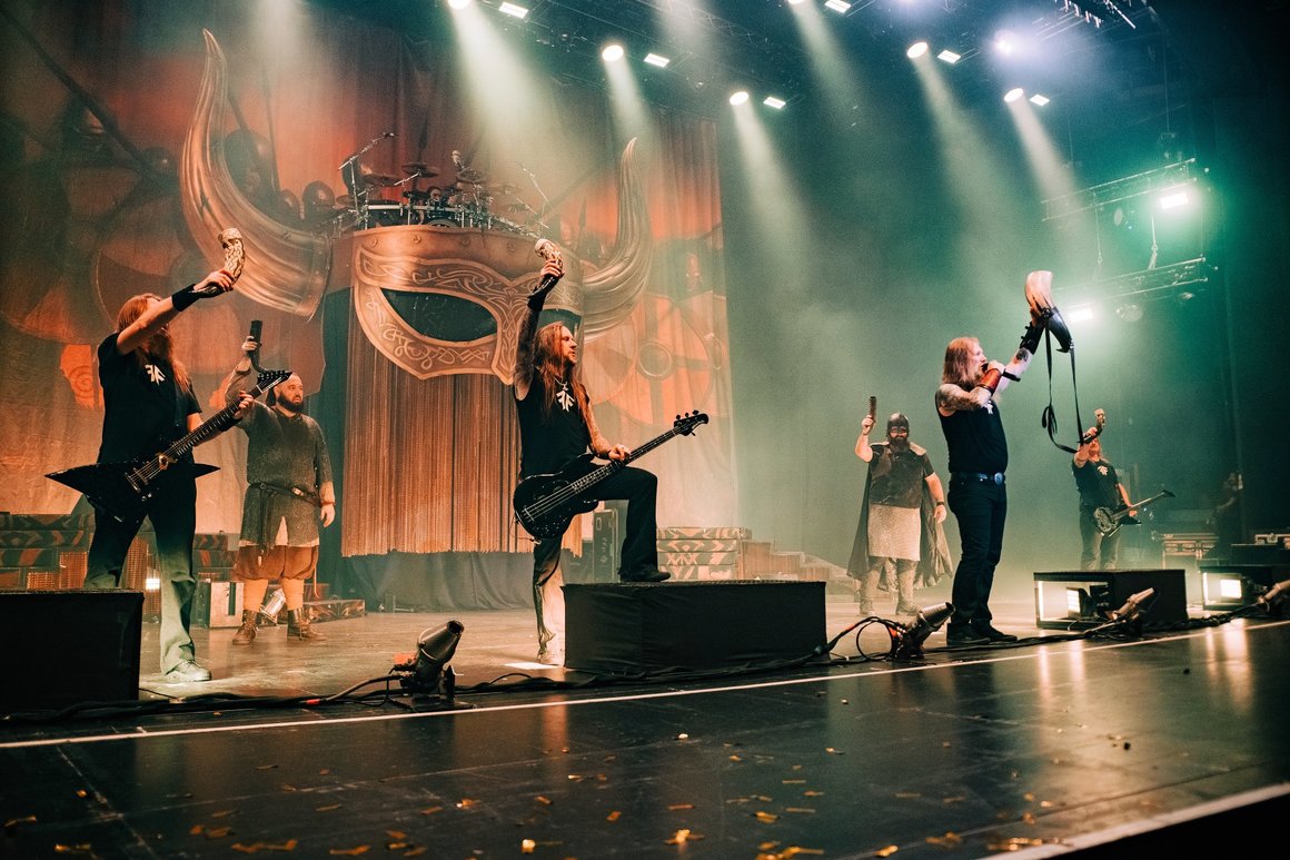 AMON AMARTH <br><br>
Шведската хеви метъл банда е сформирана през 1992. Взема името си от Ородруин - огнената планина в северните части на Мордор от художествените произведения на Толкин. <br><br>
Песните им са свързани най-вече с викингската митология и история. Затова наричат музиката им „викингски метъл“, макар бандата да признава, че по-скоро свири „мелодичен дет метъл“. <br><br>
Китаристът Олави Миконен, вокалистът Йохан Хег, басистът Тед Лундстрьом, китаристът Джон Сьодерберг и барабанистът Йоке Валгрен са готови да зарадват българската публика през 2021 г. Те ще изпълнят своите любими „The Way of Vikings“ и „Shield Wall“.