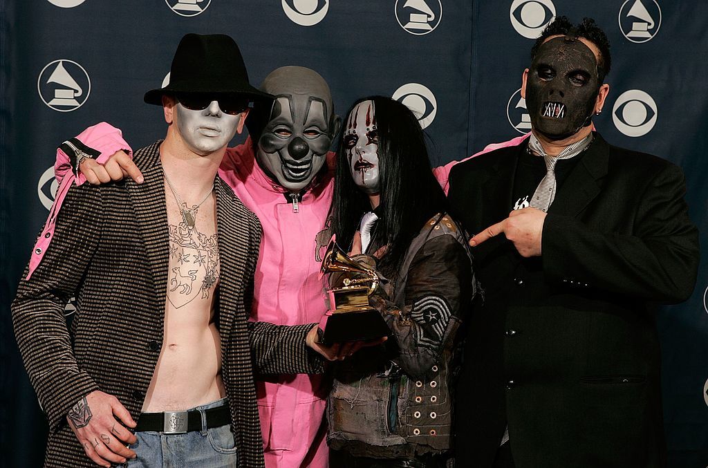 Slipknot <br><br>
Една от най-популярните хеви метъл банди на нашето съвремие е основана през 1995 от перкусиониста Шон Креън, барабаниста Джоуи Джордисън и басиста Пол Грей. След като през годините претърпява известни промени в състава, сега групата е съставена от осем членове. Креън е единственият останал от създателите. <br><br>
Агресивна и енергична музика, както и лудо шоу на живо – това е марката на Slipknot. Бандата от Айова, която е печелила „Грами“ през 2006, е най-известна с песните си „Surfacing“ от албума „Slipknot“, „Eyeless“ от същия албум, „People = Shit“ от „Iowa“, „Wait and Bleed“, „Duality“ и др.