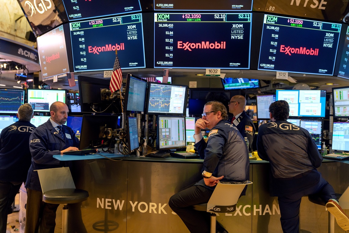 <br><br>
<b>Годината, в която Netflix стана по-скъп от ExxonMobil</b>
<br><br>
Кризата на финансовите пазари заради несигурността около Covid-19 е събитието, което беляза началото на 2020. Две аномалии станаха емблематични за случващото се на борсите. Цените на американския суров петрол паднаха до исторически ниски нива заради шоковите промени, като фючърсните сделки за нефт през месец май стигнаха до негативно ниво - минус 40 долара за барел.
На 16 април 2020 г. пазарната капитализация на стрийминг платформата Netflix се оказа по-висока от тази на петролния гигант ExxonMobil.