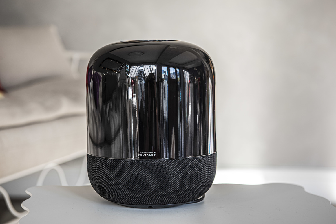 <p><strong>Bluetooth колона, на която можете да слушате както книги, подкасти, така и музика</strong></p>
<p>Преди време тествахме колоната на <a href="https://boulevardbulgaria.bg/articles/tonkolonata-slushalkite-i-udovolstvieto-ot-muzikata">Huawei - Sound X,</a> която е в партньорство с Devialet, и доста я харесахме. Предисторията е, че познаваме добре Devialet. Това е френска компания от HiEnd сектора, като целият й успех се дължи на множество открития и патенти, които защитиха и приложиха в последните години.</p>
<p>Започна се с ADH (аналогово-дигитален хибриден усилвател), който въпреки приликата си в дизайна на домашен кантар, успява да събере страшно много качествена електроника в шасито си. После дойдоха безжичните тонколони Phantom, впоследствие - и по-малкият и по-достъпен модел Reactor, които имат 2 високоговорителя с твърда мембрана, работещи „гръб в гръб“, така че да елиминират вибрациите и да осигуряват чист и неоцветен звук. Точно това е технологията, която Devialet предоставят на Huawei за новата им безжична тонколона - Sound X. Разбира се, размерите на мембраните са модифицирани към компактния дизайн на колоната, цената също е оптимизирана за по-масов продукт. Това, което ще чуете като звук от от Sound X обаче, си е звуковият „отпечатък“ на френската марка. </p>
<p>Bluetooth колоната на Huawei работи с два басови говорителя с твърда мембрана в горната част на шасито и шест по-малки радиално разположени „full range“ (пълночестотни) драйвъра в основата на корпуса. Ако трябва да говорим в числа, Sound X слиза в басите до 40Hz, което е твърде добро постижение за тонколона в такъв размер и в такъв ценови клас. Безжичната тонколона на Huawei има динамичен звуков процесор, който „разбира“ ако зад тонколоната има стена, и се адаптира така, че да избегне реверберациите и отразения сигнал. Ако „усети“, че Sound X e в средата на стаята, процесорът настройва тонколоната за 360-градусов звук. </p>