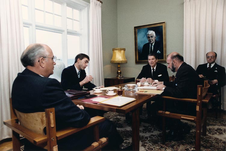 Рейгън vs. Горбачов, Дъглас vs. Валц, или 48 часа, които сложиха край на Студената война