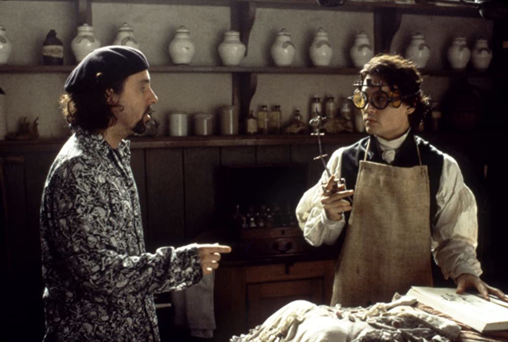 <br><br>
<b>Тим Бъртън и Джони Деп</b>
<br><br>
Общи филми: "Edward Scissorhands" (1990), "Ed Wood" (1994), "Sleepy Hollow" (1999), "Charlie and the Chocolate Factory" (2005), "Corpse Bride" (2005), "Sweeney Todd: The Demon Barber of Fleet Street" (2007), "Alice in Wonderland" (2010), "Dark Shadows" (2012)
<br><br>
Когато Деп се запознава с Бъртън в края на 80-те години, актьорът се опитва да се освободи от етикета "тийн идол", който Холивуд се опитва да му присвои. Бъртън вече е доказал нестандартния си поглед и талант - малко по-рано той превръща Майкъл Кийтън в "Батман", година след като го е показал като полтъргайста Бийтълджус. Партньорството на Деп и Бъртън в "Едуард с ръцете ножици" слага началото на дългогодишна силна и доста смела креативна връзка. Деп не се страхува да се впусне в понякога гротескни образи, когато Тим Бъртън стои зад камерата.
<br><br>
"Джони има онова духовно, експресивно качество. Разбира физическия хумор, разбира движенията и т.н. Очите му са толкова изразителни. Това е едно от най-важните неща за мен", казва той. За съжаление, последният им вампирски хорър от 2012 г. обаче не получава особено добри критични оценки. Оттогава двамата не са работили по общи филмови проекти, но остават приятели.