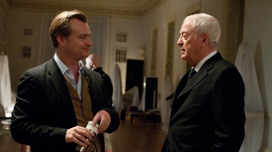 <br><br>
<b>Кристофър Нолан и Майкъл Кейн </b>
<br><br>
"Batman Begins" (2005), "The Prestige" (2006), "The Dark Knight" (2008), "Inception" (2010), "The Dark Knight Rises" (2012), "Interstellar" (2014), "Tenet" (2020) (+ кратка роля с озвучаване в "Dunkirk" (2017)
<br><br>
Майкъл Кейн се превръща в "талисман" на Кристофър Нолан няколко години след като гледа неговия "Мементо" (2020) и остава поразен от нестандартния му поглед. Той не може да скрие вълнението си, когато режисьорът се появява в дома му със сценария за новия "Батман".
<br><br>
"Веднага си помислих, че ще мога да участвам в някоя прекрасна малка драма, трилър с убийства. Щеше да е страхотно", казва Кейн. В момента, в който разбира, че е търсен за ролята на иконома на Батман, изведнъж ентусиазмът му се охлажда. "Реших, че ще прекарам цялата сага с реплики като "Вечерята е сервирна" и "Искате ли кафе?". Помислих си, хайде, ще го прочета и ще му откажа".
<br><br>
Кейн обаче се оказва толкова силно впечатлен от личното отношение на Нолан и подхода му към комиксовите герои, че в крайна сметка приема ролята и се оказва задължителен елемент от всеки следващ негов проект.