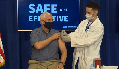 Вицепрезидентът на САЩ Майк Пенс се ваксинира в ефир