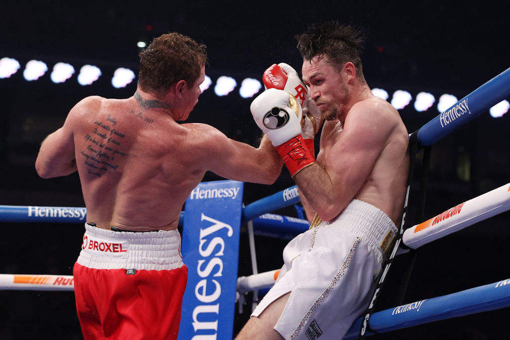 Канело Алварес е новият боксов шампион на WBA в супер-средна категория след перфектно представяне и победа по точки над досегашния шампион Калъм Смит. <br><br>
Така Алварес, който има само една загуба в 57 мача на ринга, вече държи два от големите четири пояса.